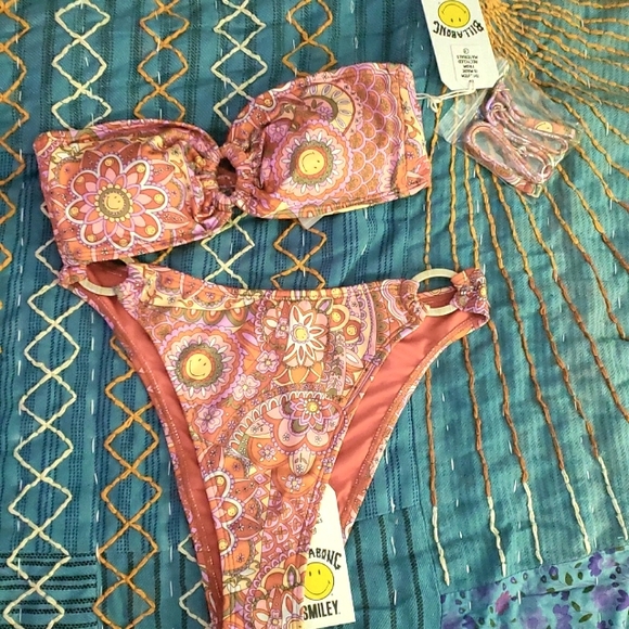 Billabong Other - BNWT** Billabong Retro Paisley Smiley Face Bikini Top Only